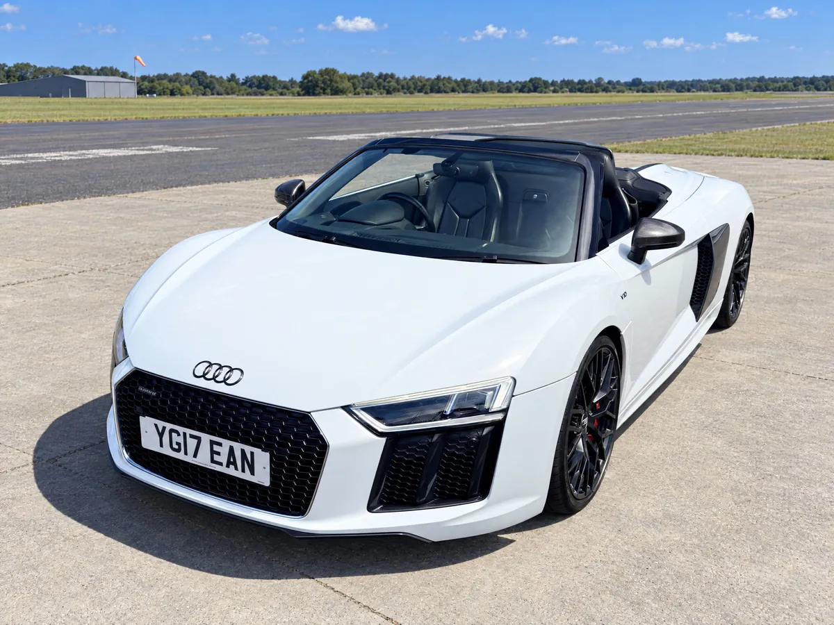 Front three-quarter view of the Audi R8 Spyder with the roof down