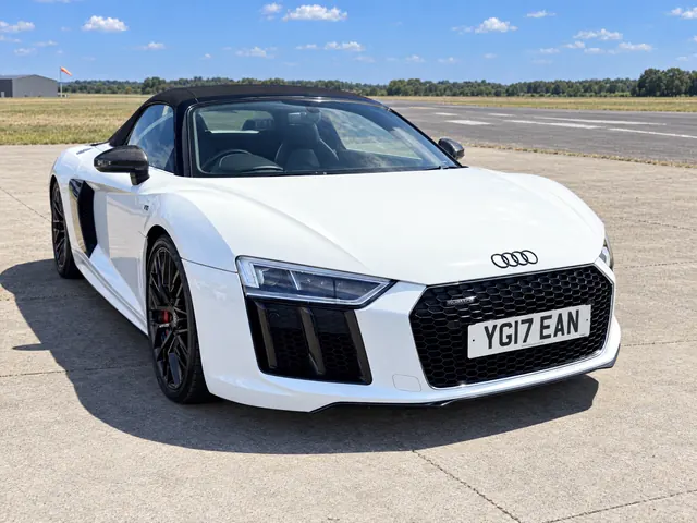 Front three-quarter view of the Audi R8 Spyder from the driver's side with the roof up