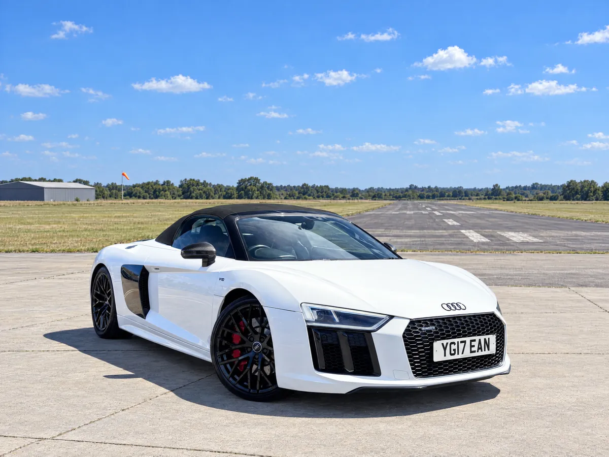 Front three-quarter view of the Audi R8 Spyder with the black soft-top up