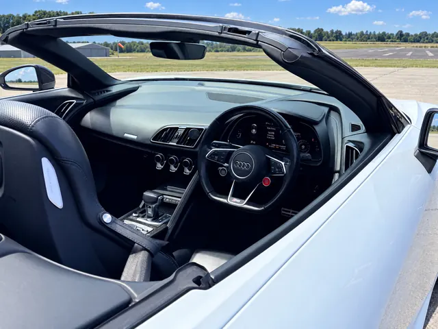 The open cockpit of the Audi R8 Spyder seen from outside with the roof down